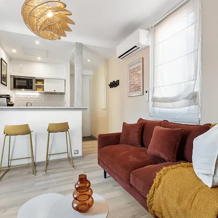 Renting - 35b Massena - Chic Cosy Calm Balcony Massena Pedestrian Heart